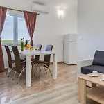 Miruna S Bazenom I Jakuzijem *