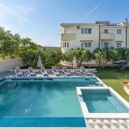 Miruna S Bazenom I Jakuzijem Apartment Donje Rastane