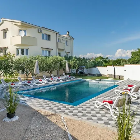 Miruna S Bazenom I Jakuzijem Apartment *