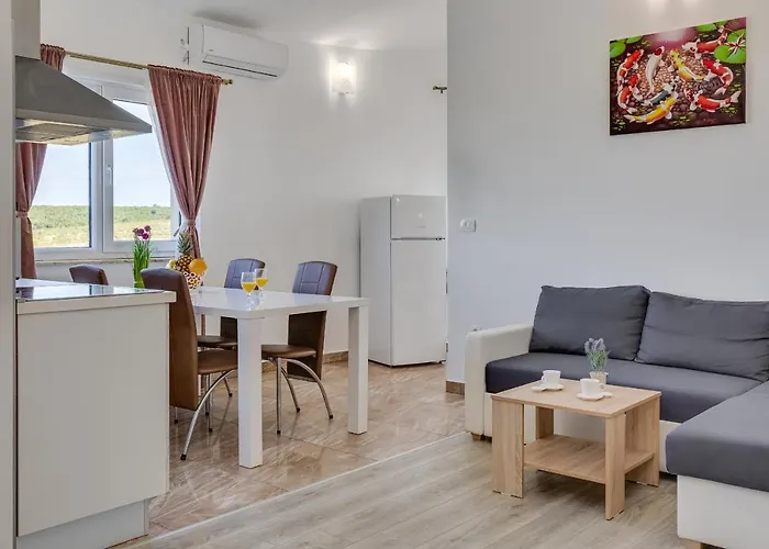 Miruna S Bazenom I Jakuzijem Donje Rastane