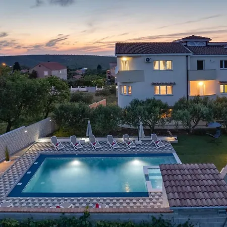 Miruna S Bazenom I Jakuzijem Apartman