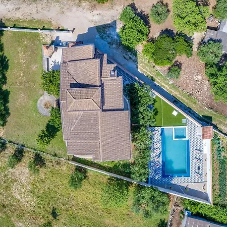 Miruna S Bazenom I Jakuzijem Apartman *