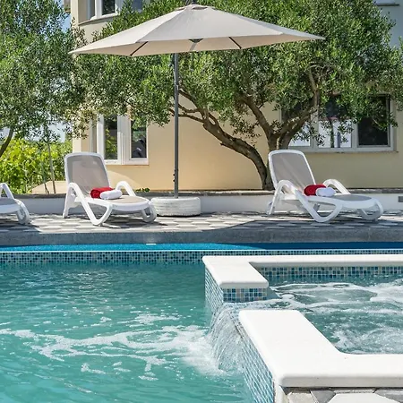 Miruna S Bazenom I Jakuzijem Apartman