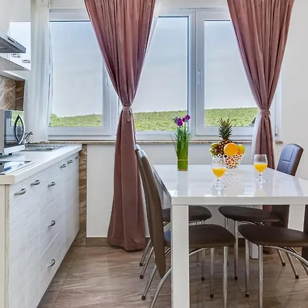 Apartman Miruna S Bazenom I Jakuzijem *