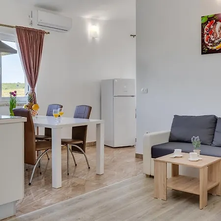 Miruna S Bazenom I Jakuzijem Donje Rastane