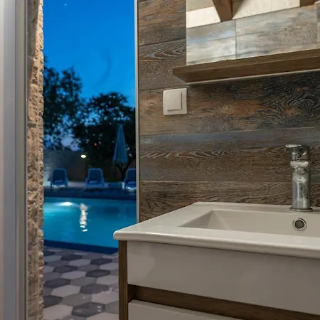 Apartman Miruna S Bazenom I Jakuzijem *